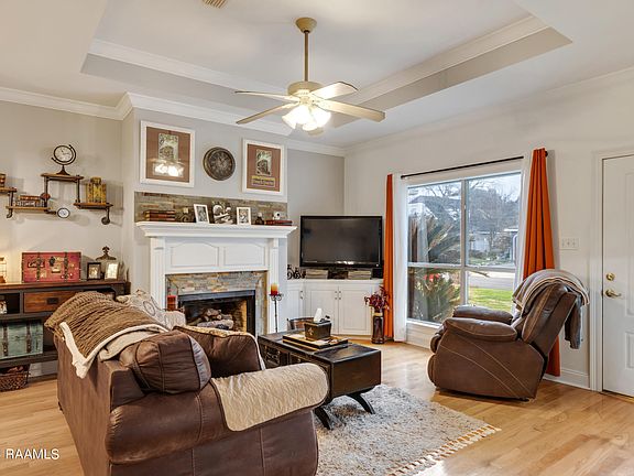 3rd image of 130 Woodoak Cir
