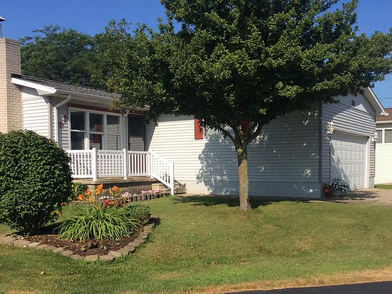 Claremont Cir — Photo 2