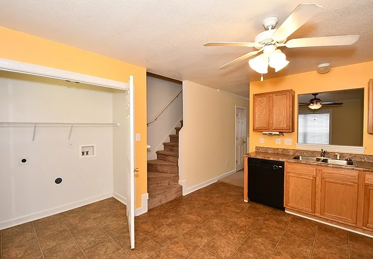 104 Streamwood Dr — Photo 12