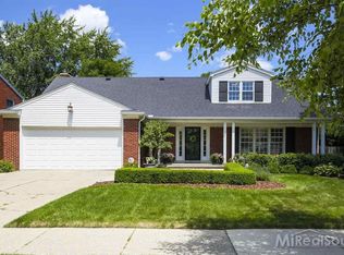 636 Cook Rd, Grosse Pointe Woods, MI 48236