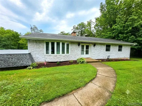 11 Drake Ave, Silver Creek, NY 14136