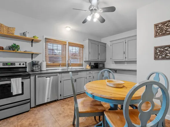 989 Union St, Manchester, NH 03104