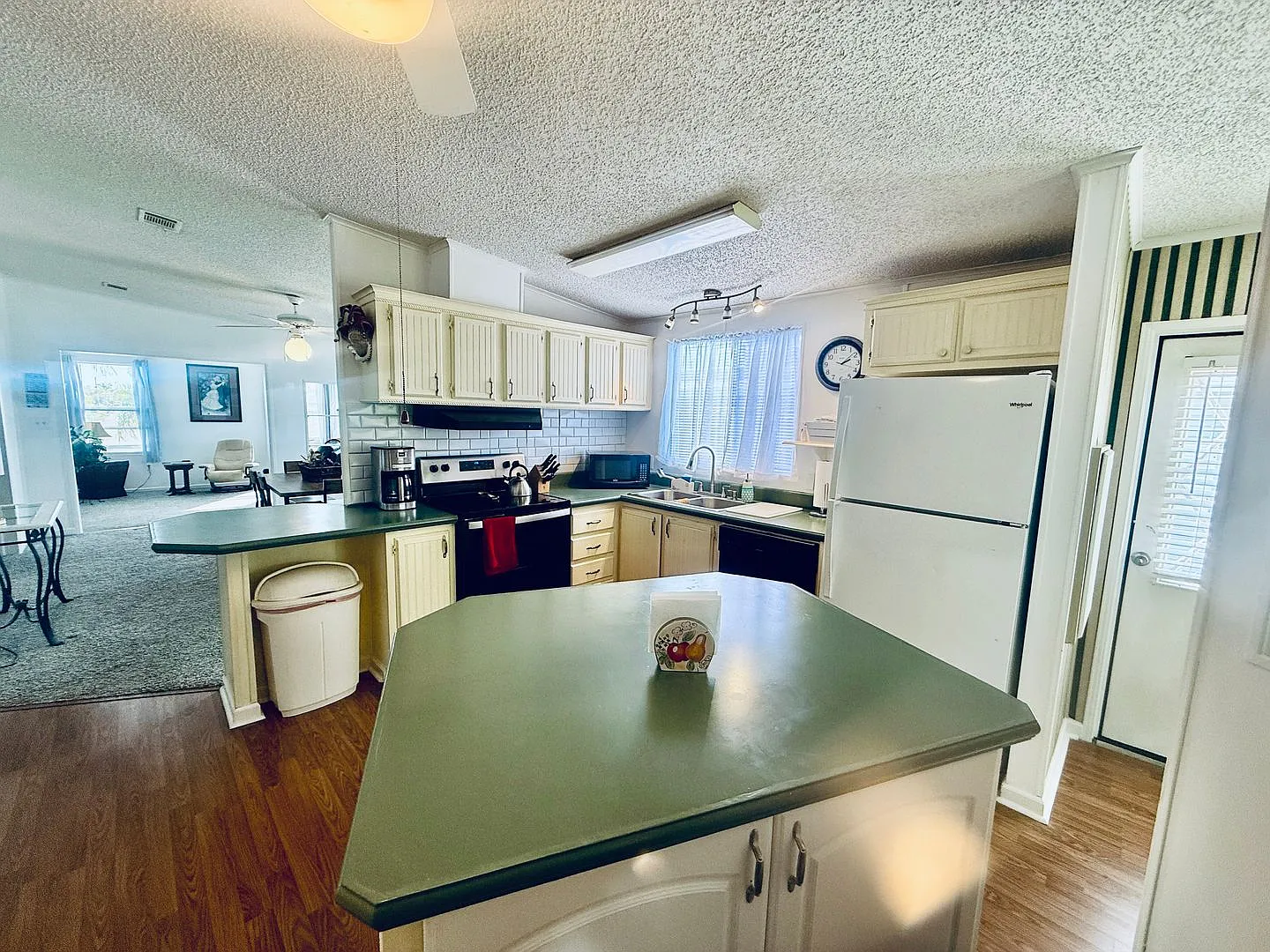 Fully Furnished 2 Bedroom, 2 Bath 55+ Community in Palm Bay Colony — Photo 4