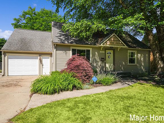 3rd image of 2027 Diamond Ave NE