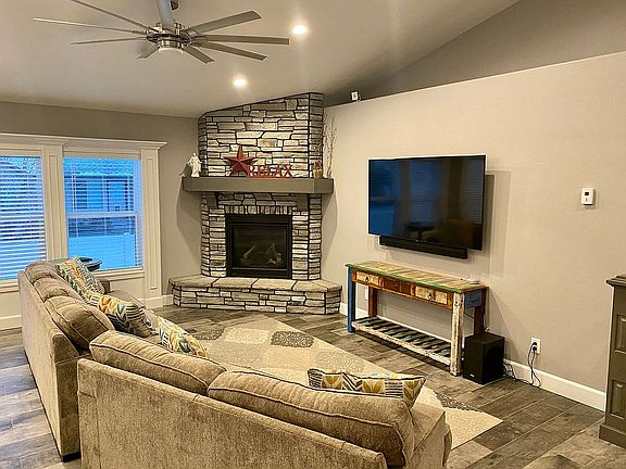 4th image of 1806 Delaware Ct