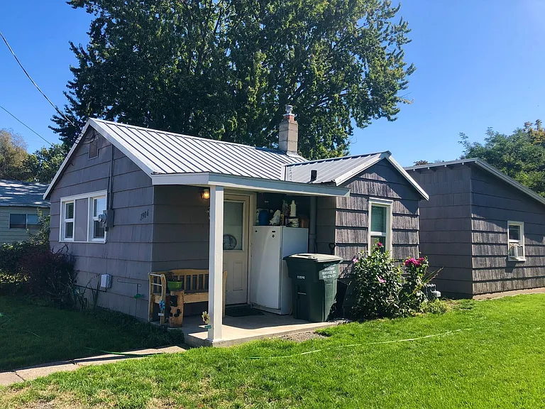1906 SE Byers Pl — Photo 1