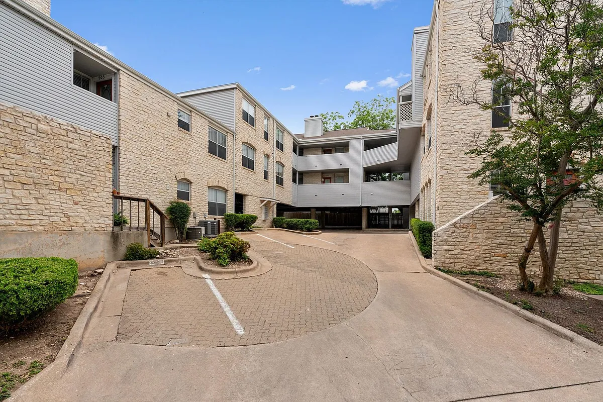 Building Photo - 2520 Quarry Rd #306