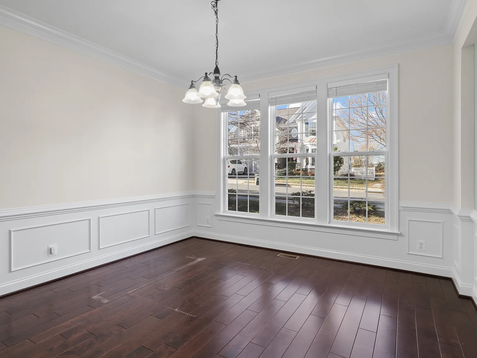 5 bed, 4.5 bath, 4375 sqft, $4,450 — Photo 4