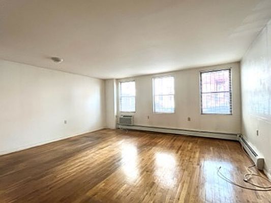 3rd image of 1160 Putnam Ave APT 1
