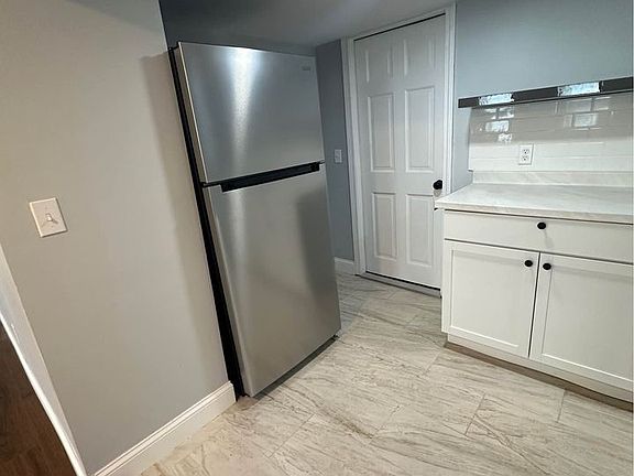 5th image of 27 Ferncliff Ave #3