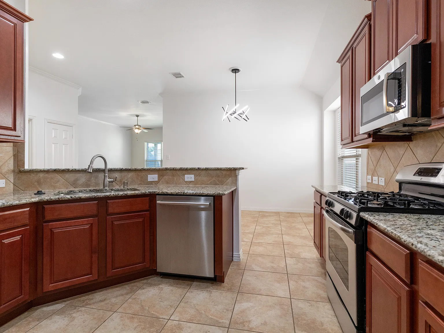 3 bed, 1875 sqft, $2,300 — Photo 2
