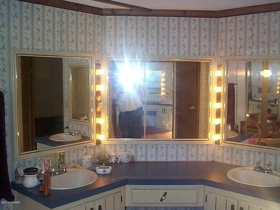 Double sink dressing area