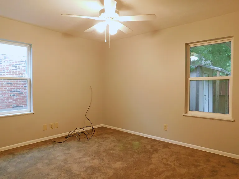 325 W Jones St — Photo 15