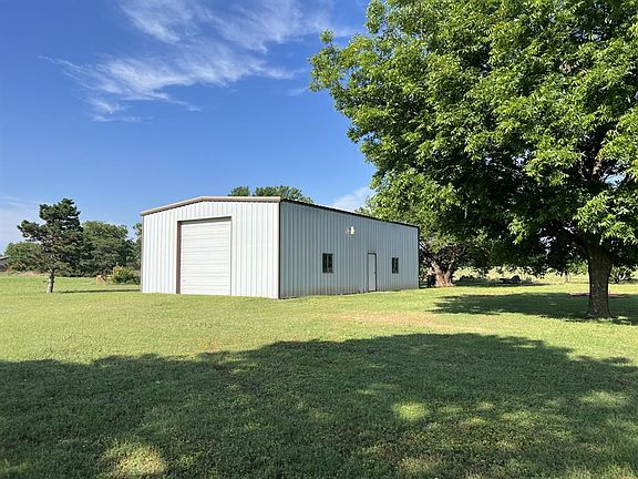 3rd image of 523 W Country Club Rd