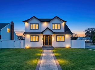 28 S Elm St, Hicksville, NY 11801