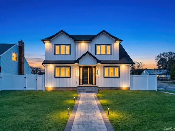 28 S Elm Street, Hicksville, NY 11801