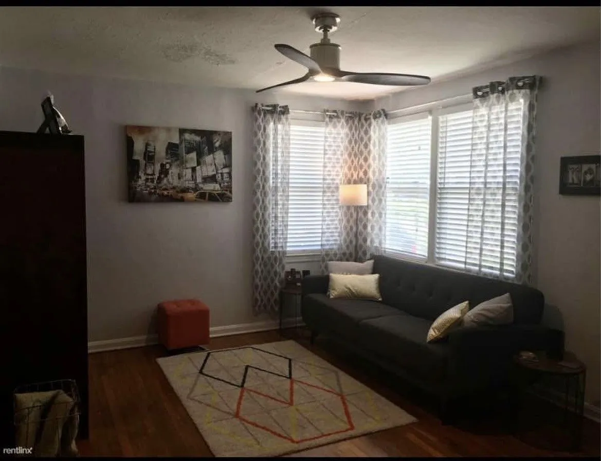 3 bed, 1200 sqft, $1,700 — Photo 2