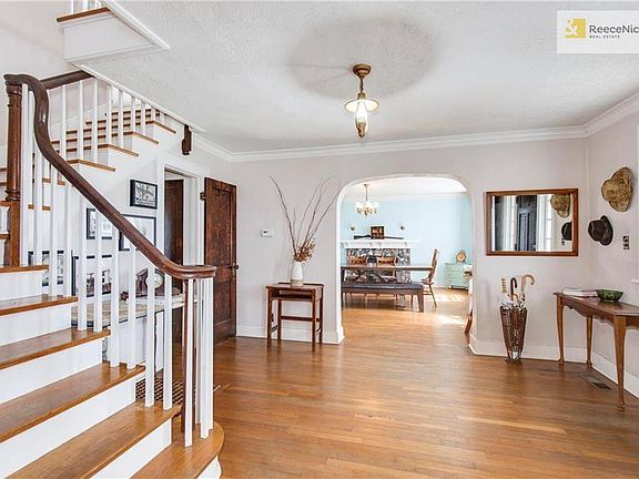 Beautiful curved archways and crown moulding.