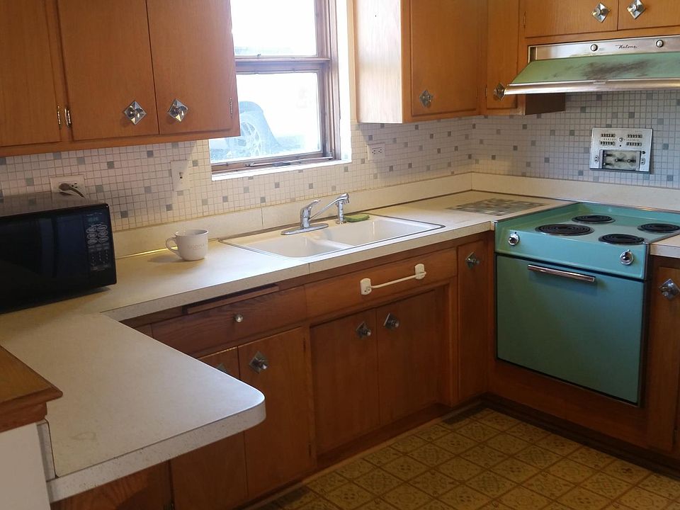 Electric Stove, refrigerator and microwave included