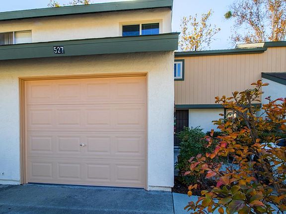 one car garage+driveway