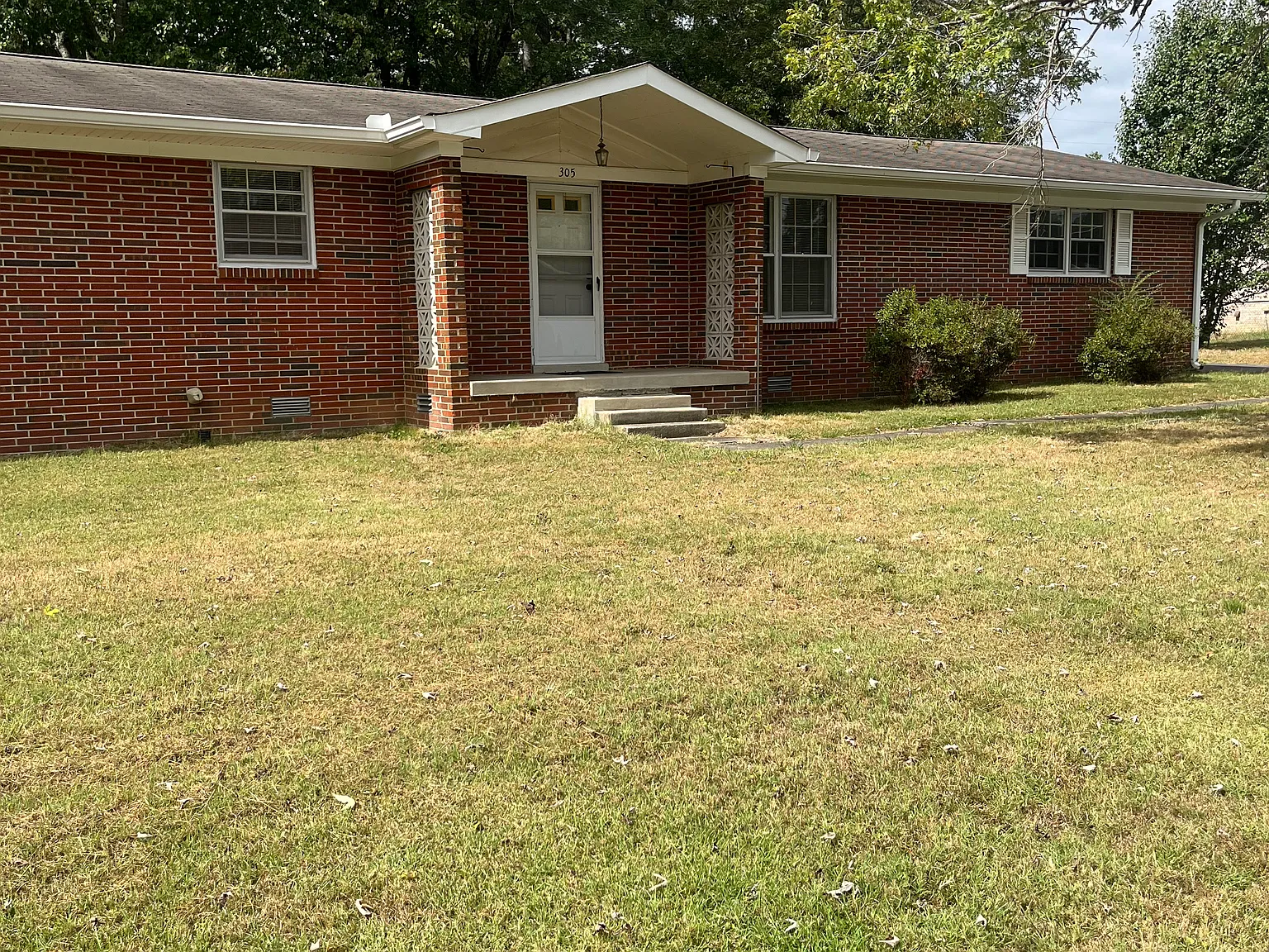 3 bed, 1.5 bath, 1350 sqft, $1,500 — Photo 1