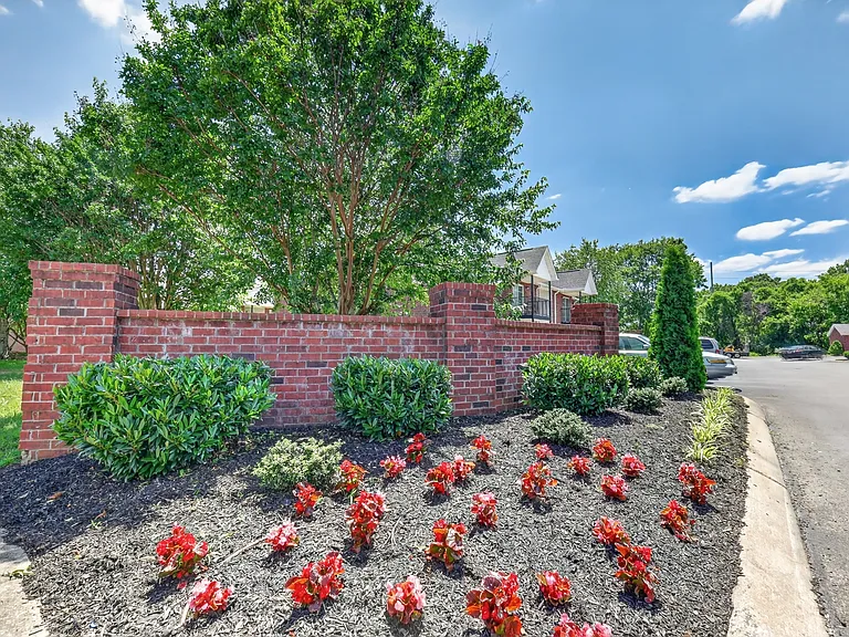 Beautifully landscaped grounds at Saddlebrook Apartment Homes in Murfreesboro, TN.