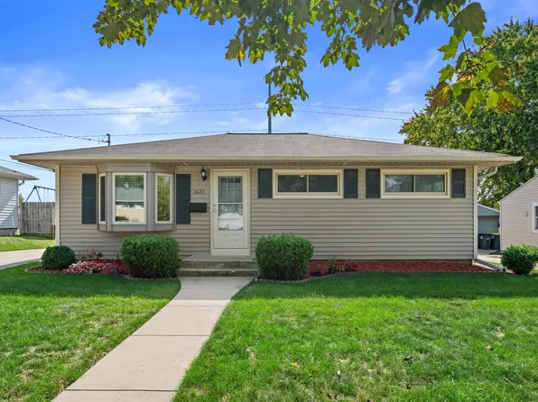 1623 Birch Dr, Waukesha, WI 53188