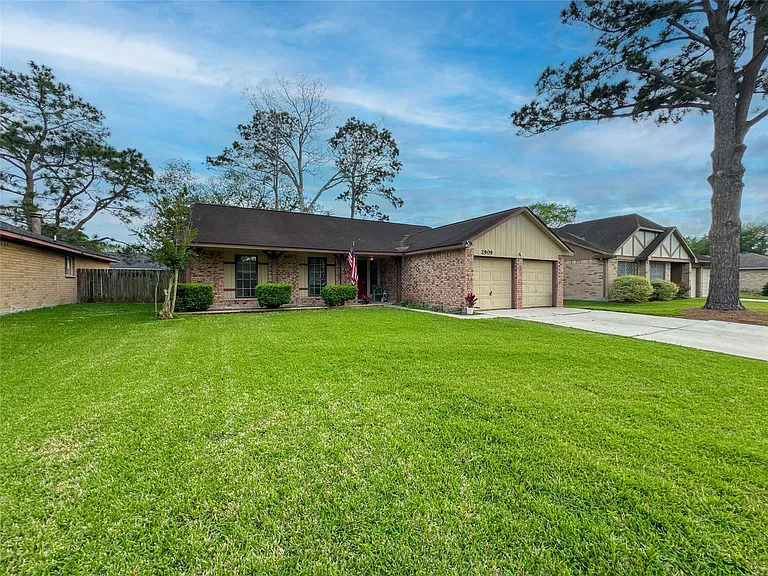 2909 Laurelridge Dr — Photo 3