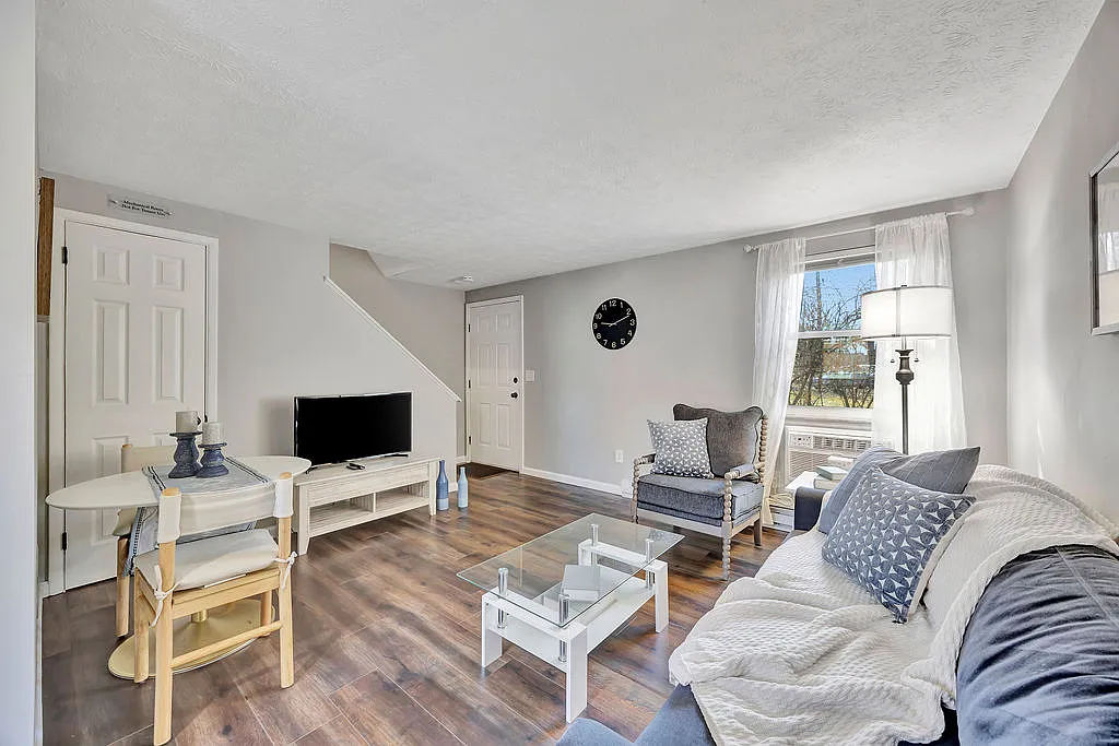 2 bed, 700 sqft, $2,000 — Photo 3