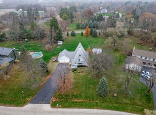 8N041 Falcons Trl, St Charles, IL 60175