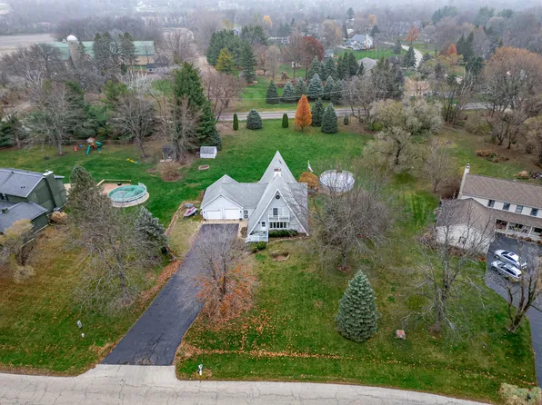 8N041 Falcons Trl, St Charles, IL 60175