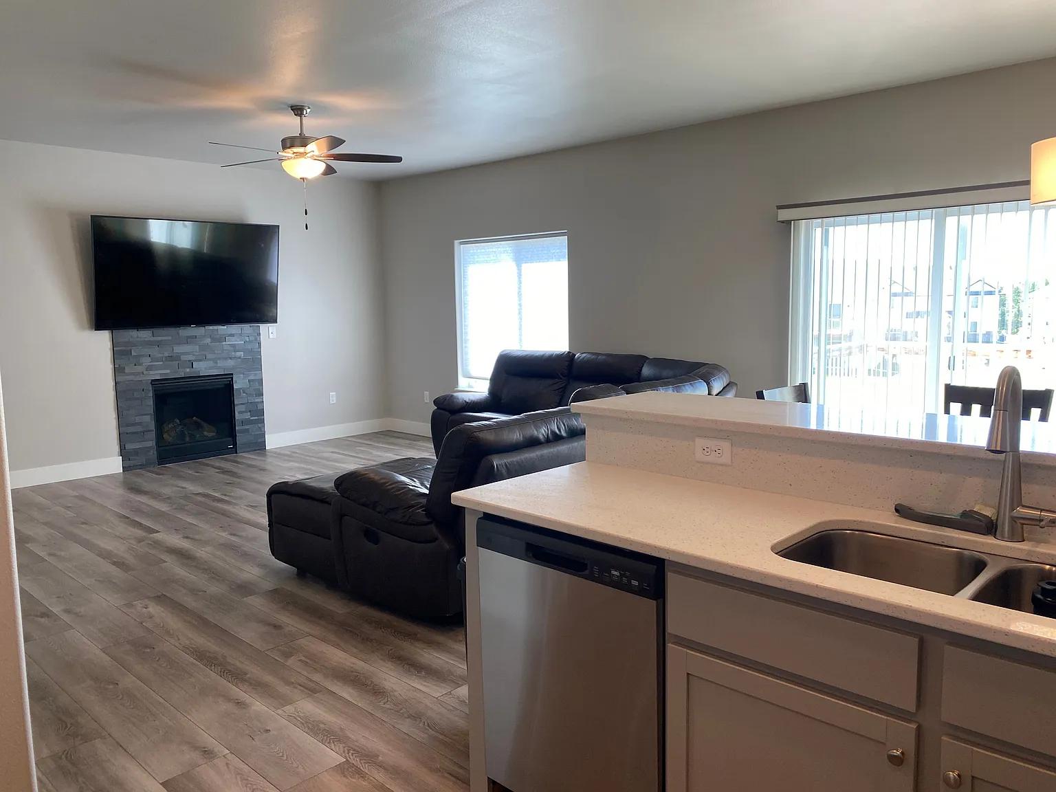 4 bed, 4.0 bath, 2400 sqft, $2,800 — Photo 3