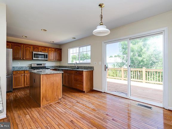 Kitchen dining space