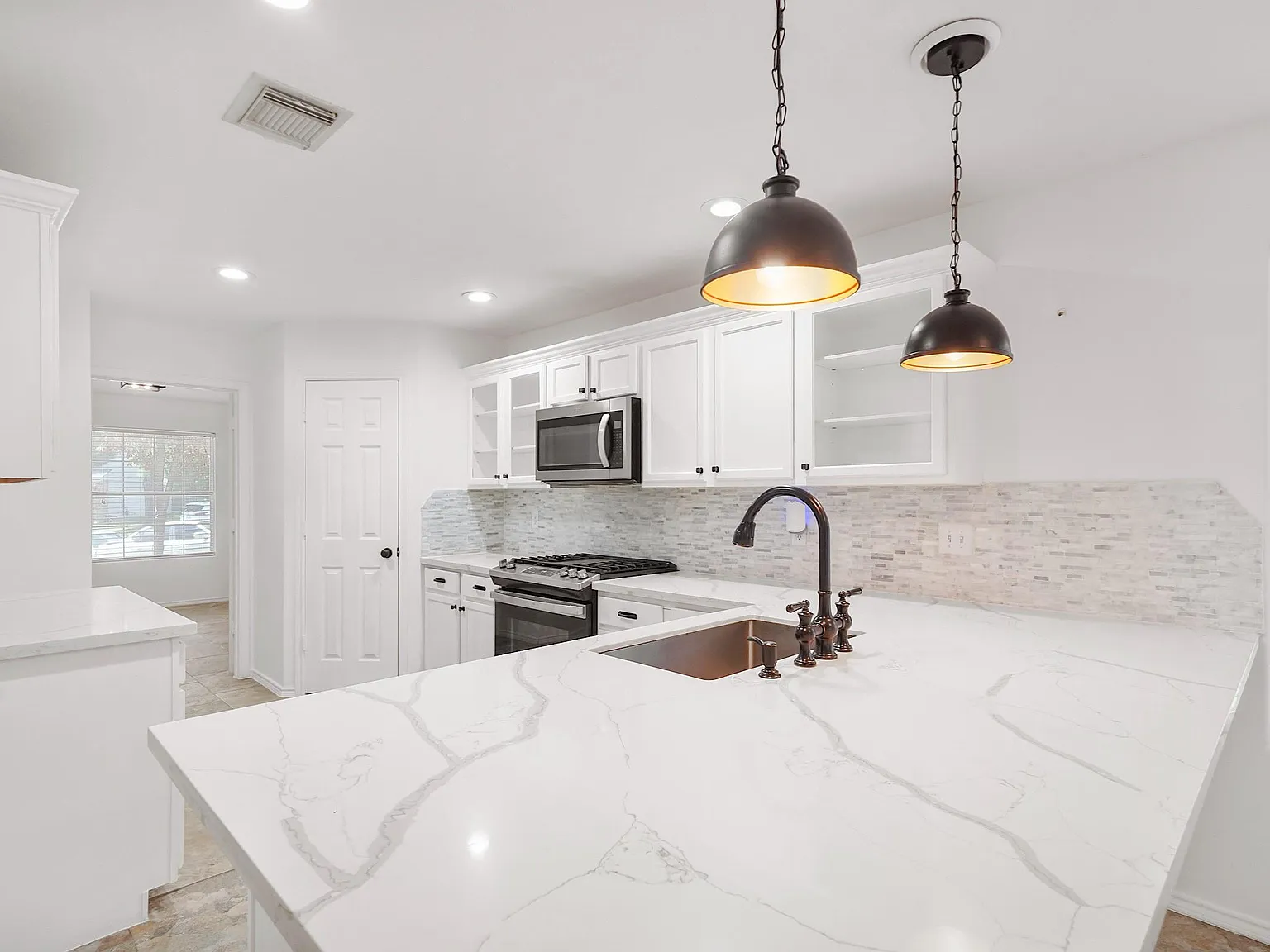 4 bed, 2.5 bath, 2777 sqft, $2,300 — Photo 3