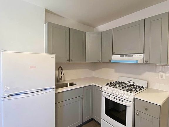 2nd image of 221 Smith St APT 2R