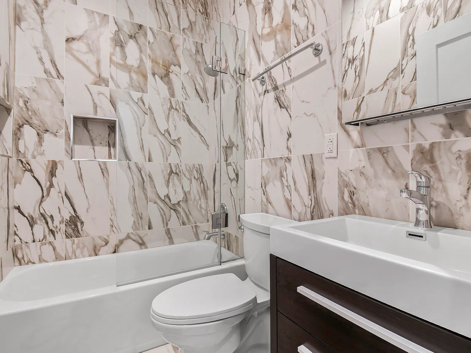 3 bed, 2480 sqft, $3,800 — Photo 2