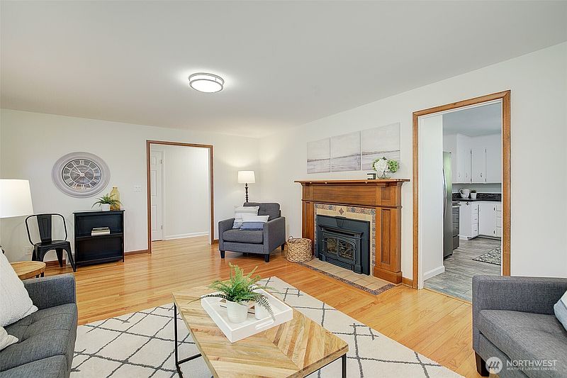 4th image of 15524 Midvale Avenue N