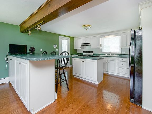 3rd image of 8 Johnson Drive