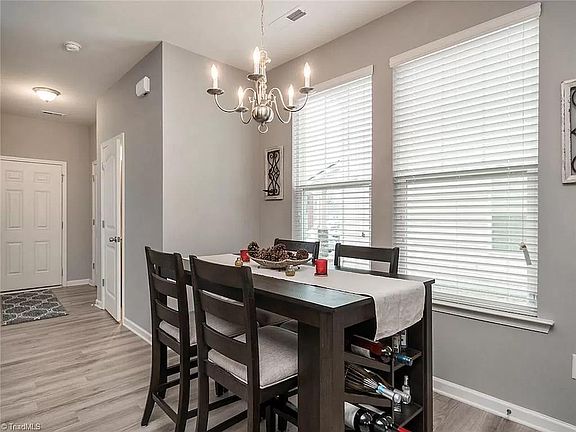 dining nook off kitchen