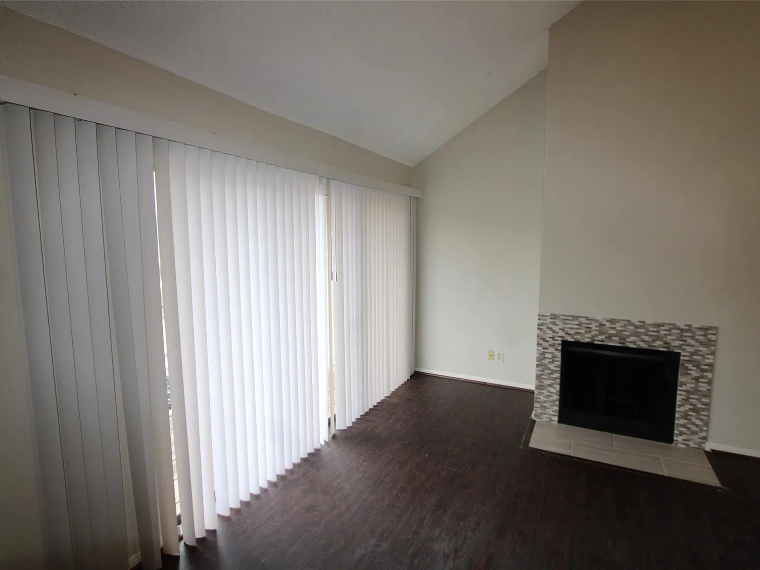 1 bed, 1.0 bath, 838 sqft, $1,300 — Photo 3