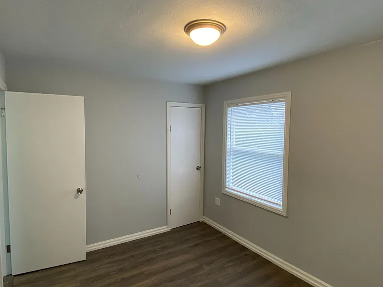 Raymond Apartments — Photo 18