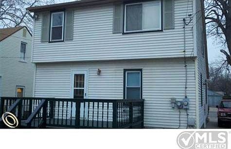 Back of House w large deck.jpg