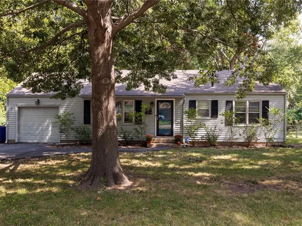 7523 Mackey St, Overland Park, KS 66204