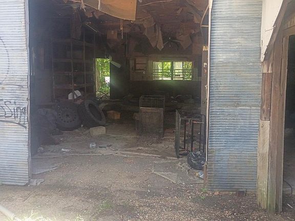 4th image of 207 Hafford St