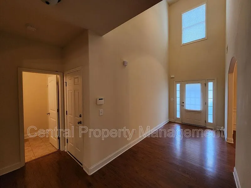 4 bed, 2.5 bath, 2743 sqft, $2,595 — Photo 4
