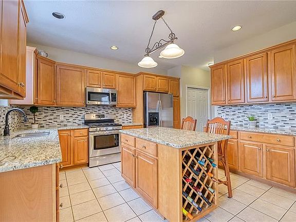 4th image of 323 Cottingham Cir