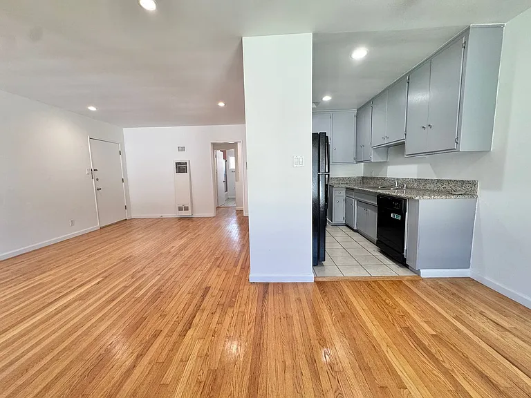 3345 Mentone Ave — Photo 10