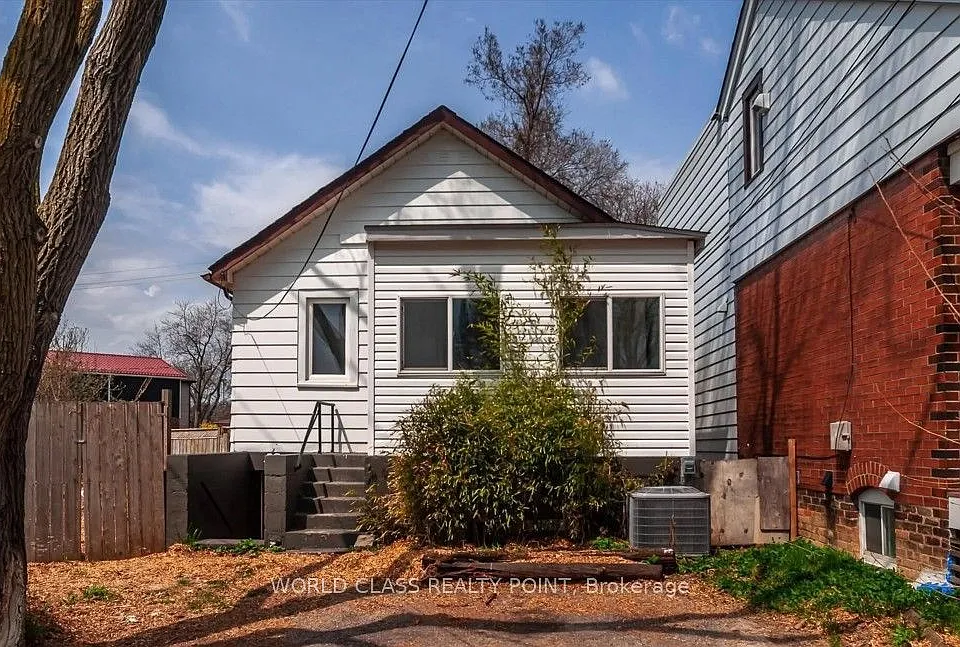 1 McIntosh St