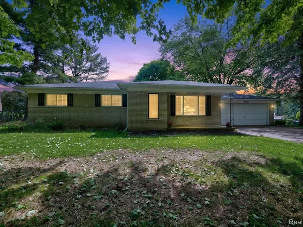 64400 Tipperary Dr, Washington, MI 48095
