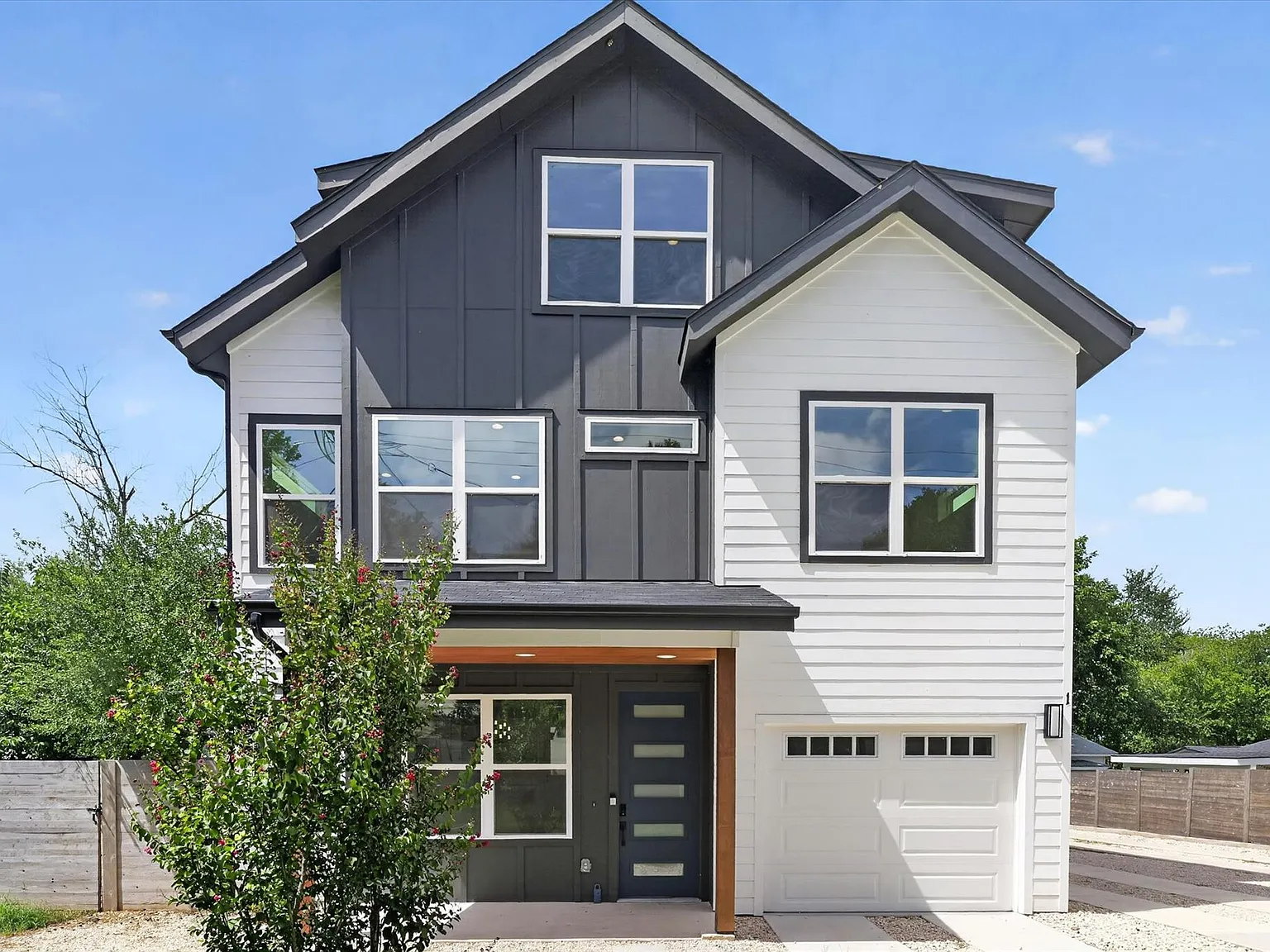 4 bed, 4.0 bath, 2400 sqft, $4,400 — Photo 3
